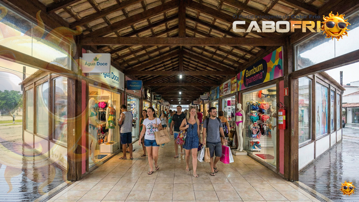 Rua dos Biquínis em Cabo Frio é uma opção de compras protegida do vento.